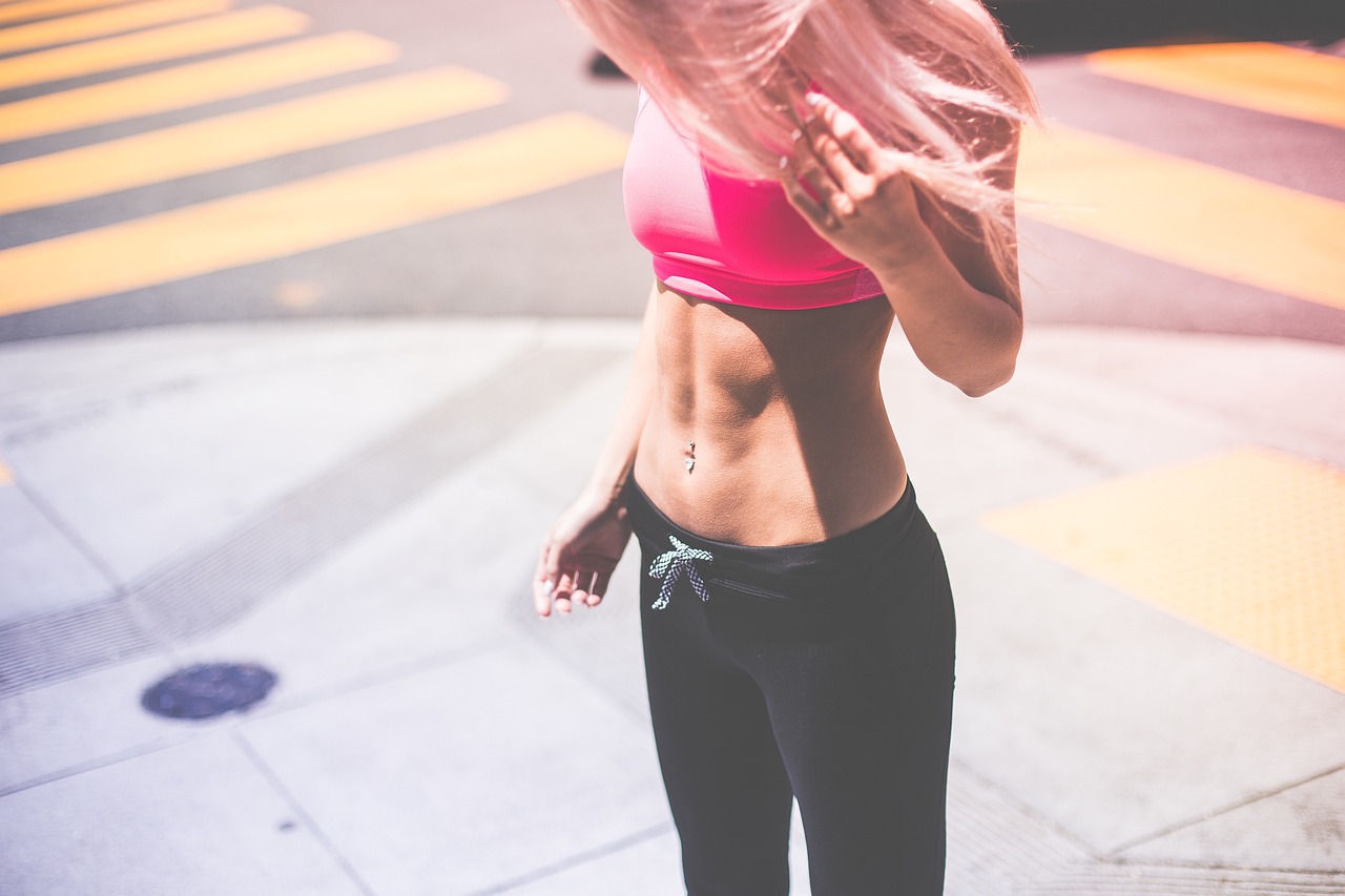 美女脫內(nèi)衣比賽，公眾娛樂(lè)、道德倫理與邊界的探討